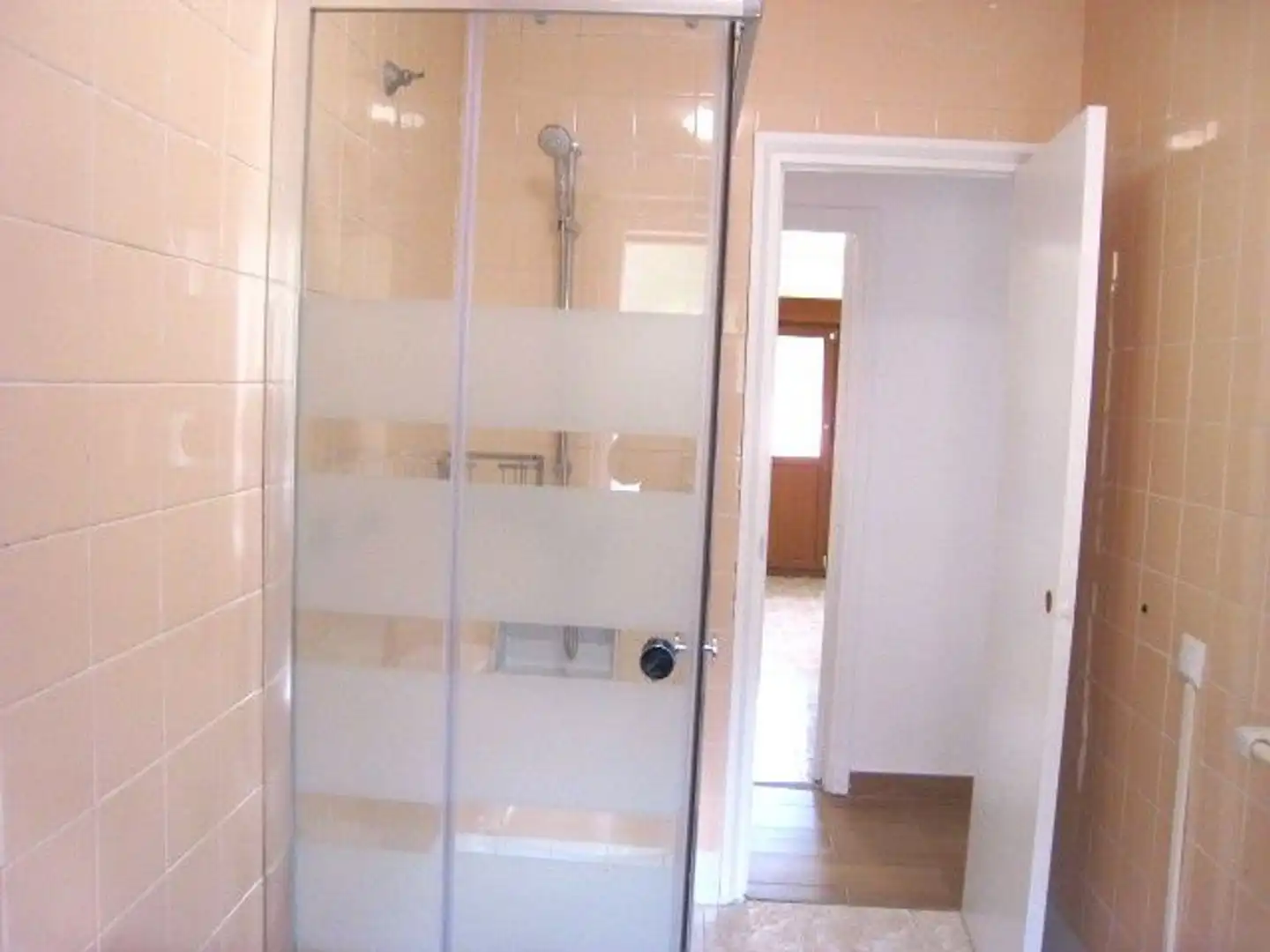 Badezimmer von Wohnung zum Verkauf in Belmonte de Miranda mit Heizung, Terrasse und Schwimmbad