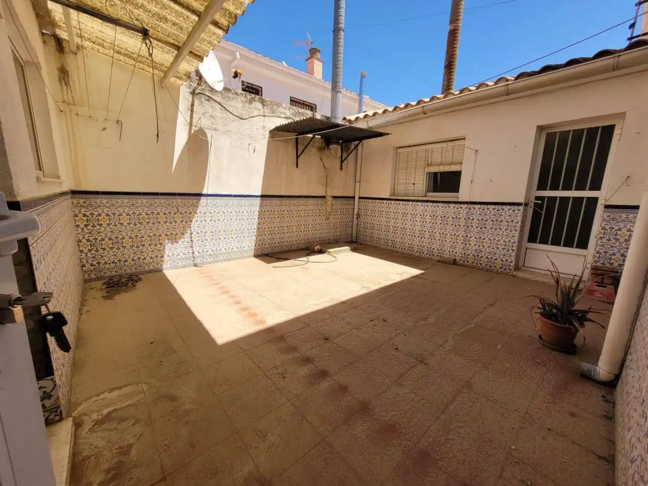 Vista exterior de Casa o xalet en venda en Baza amb Calefacció i Terrassa