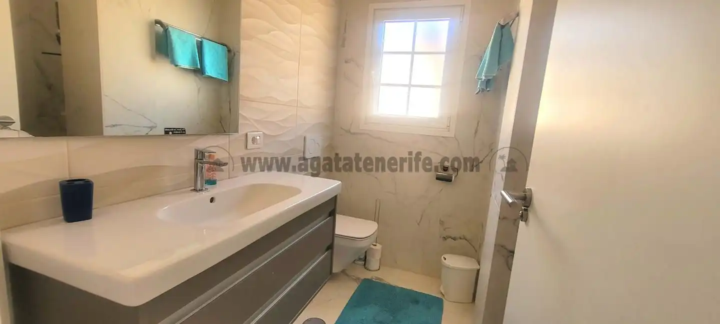 Bany de Casa o xalet en venda en Guía de Isora amb Aire condicionat, Terrassa i Moblat