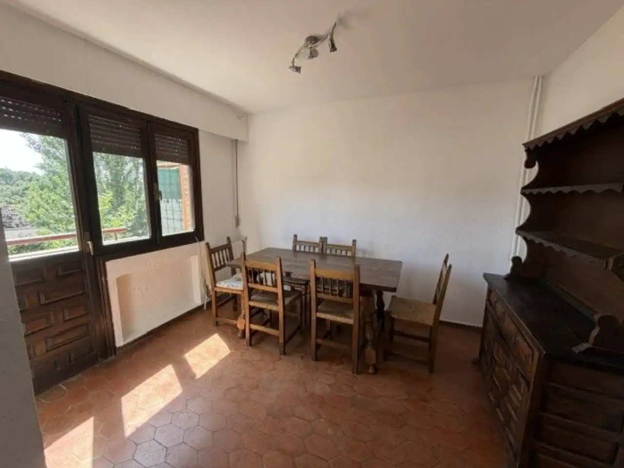 Menjador de Casa adosada de lloguer en Buitrago del Lozoya amb Calefacció, Jardí privat i Terrassa