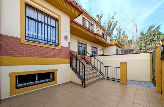 Vista exterior de Casa adosada en venta en Linares con Aire acondicionado, Calefacción y Terraza