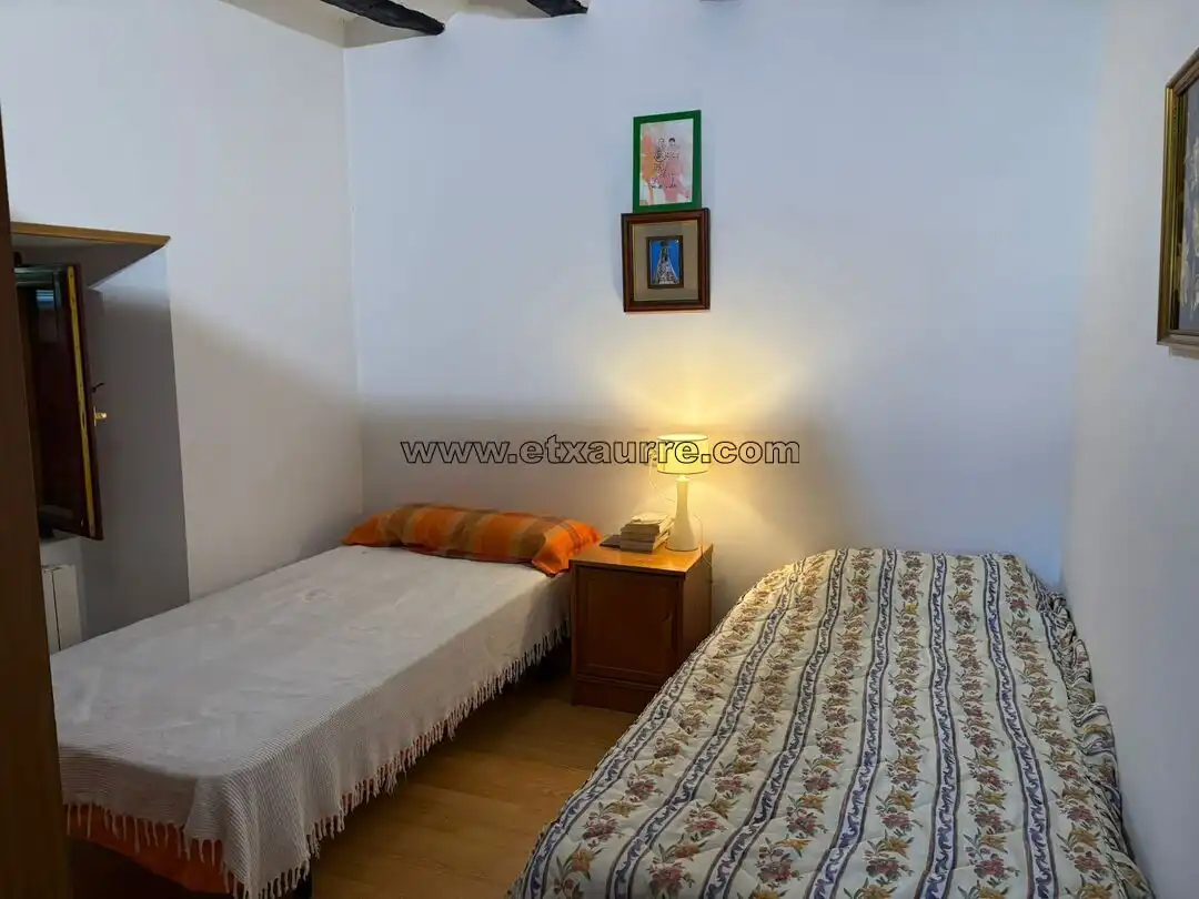 Schlafzimmer von Country house zum Verkauf in Ayala / Aiara mit Heizung