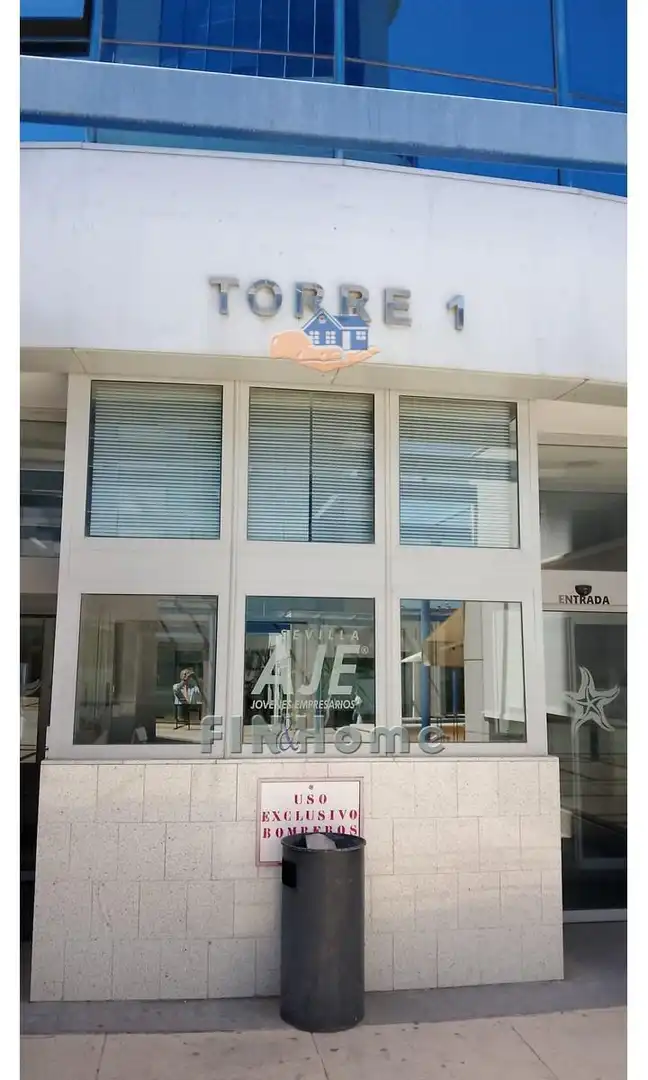 Außenansicht von Garage zum Verkauf in Sevilla