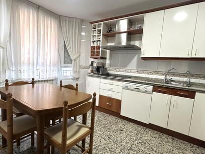Cuina de Casa adosada en venda en Cistérniga amb Calefacció, Jardí privat i Terrassa