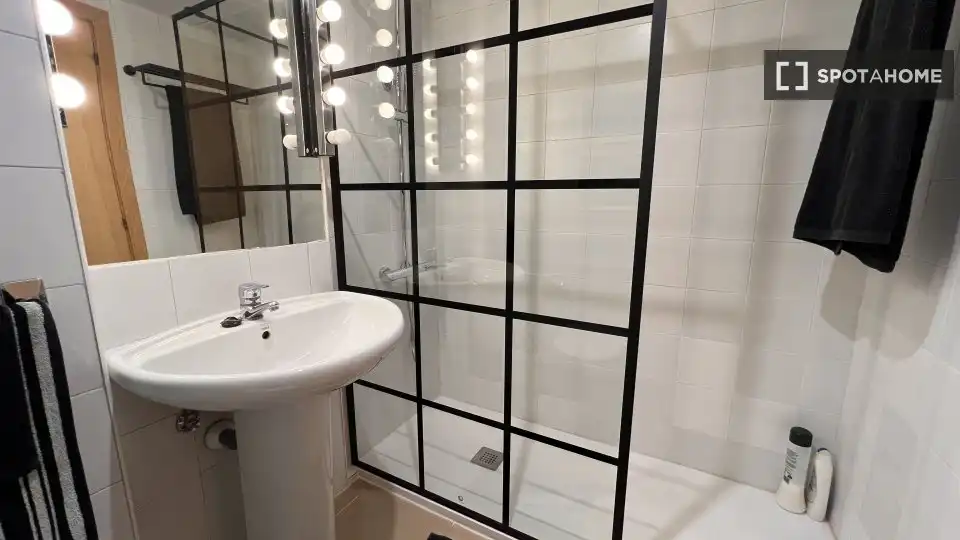 Baño de Piso de alquiler en Madrid con Aire acondicionado, Calefacción y Amueblado