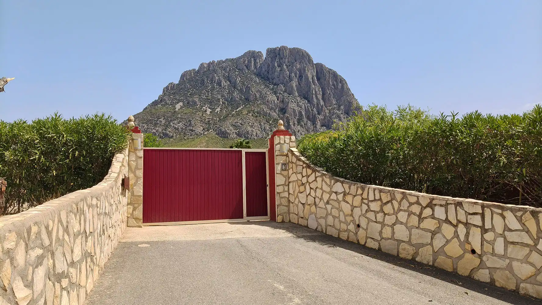 Vista exterior de Finca rústica en venda en Finestrat amb Aire condicionat, Calefacció i Jardí privat