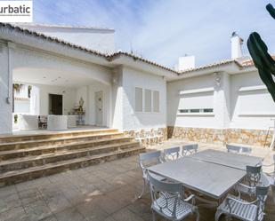 Vista exterior de Casa o xalet en venda en Gandia amb Aire condicionat, Terrassa i Piscina