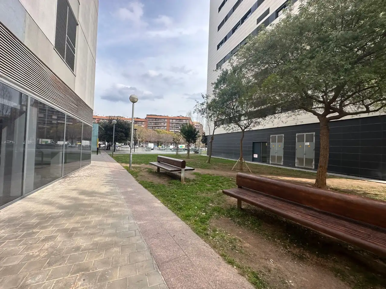 Vista exterior de Local en venda en L'Hospitalet de Llobregat amb Terrassa i Alarma