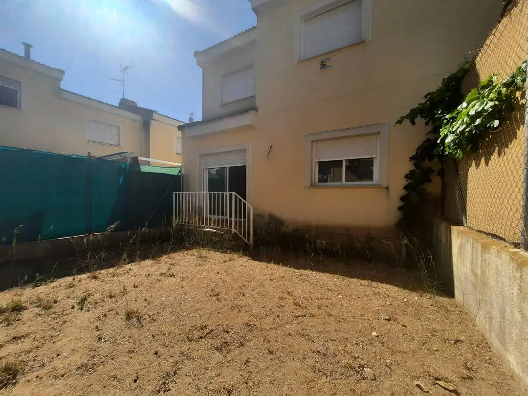 Vista exterior de Casa adosada en venda en Escalona amb Calefacció i Alarma