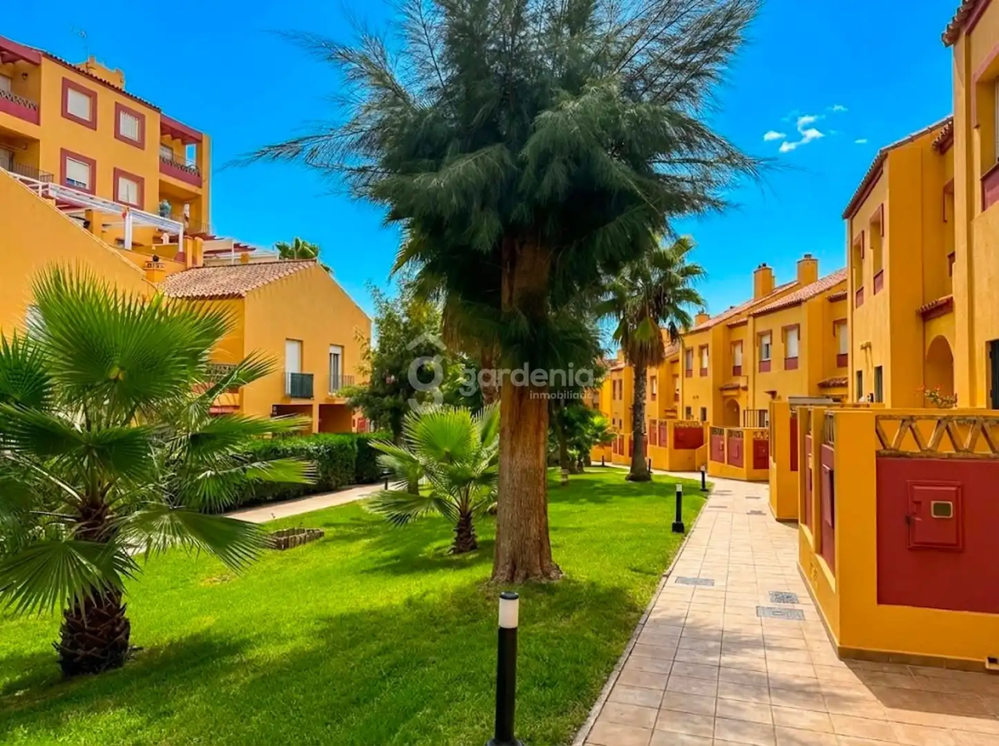 Garten von Einfamilien-Reihenhaus zum Verkauf in Islantilla mit Privatgarten und Terrasse