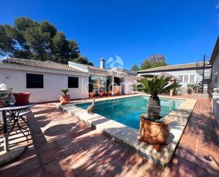 Vista exterior de Casa o xalet en venda en Paterna amb Aire condicionat, Jardí privat i Terrassa