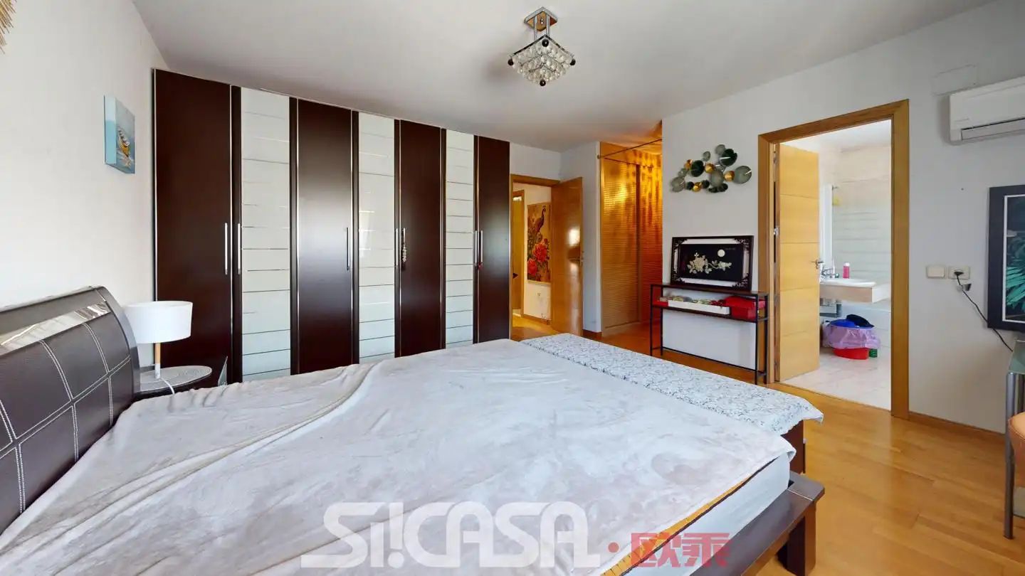 Schlafzimmer von Einfamilien-Reihenhaus zum Verkauf in Parla mit Klimaanlage, Heizung und Terrasse