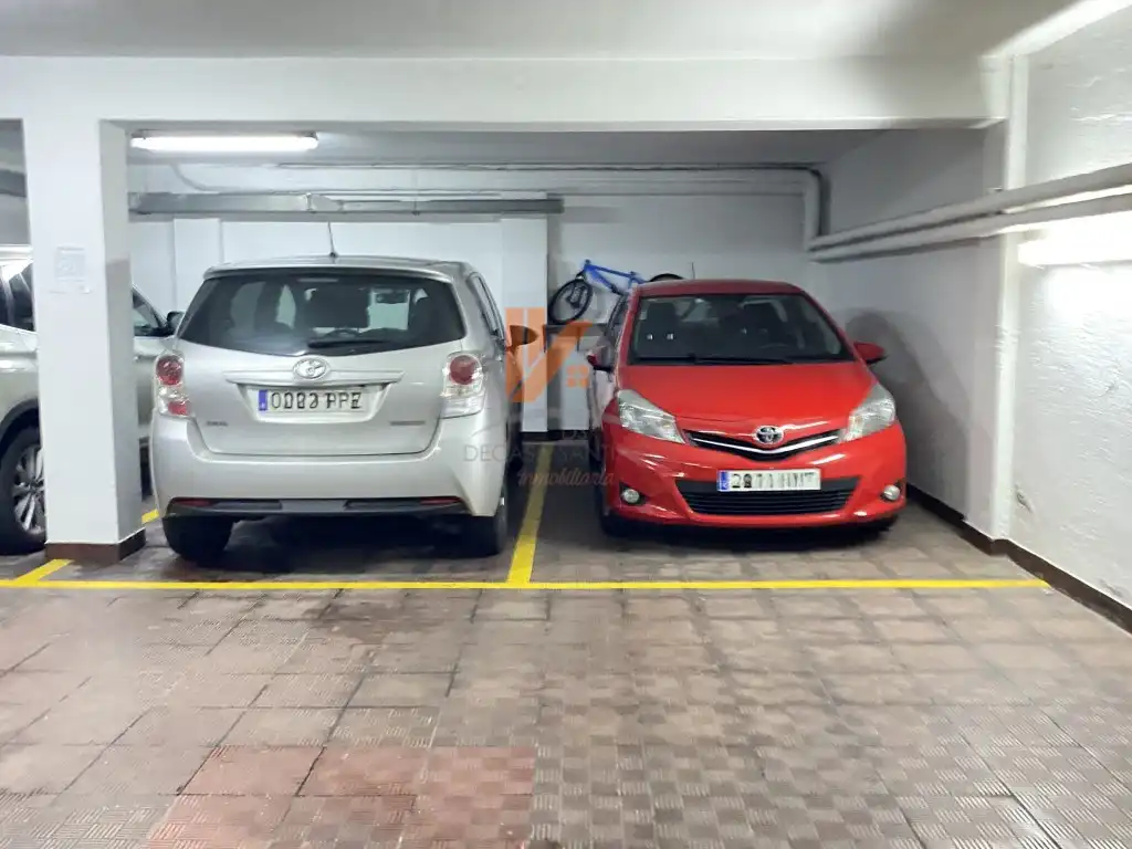 Parking de Piso en venta en Santiago de Compostela  con Calefacción y Horno