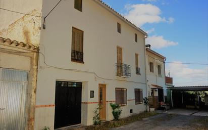 Vista exterior de Casa o xalet en venda en Requena amb Calefacció, Jardí privat i Terrassa