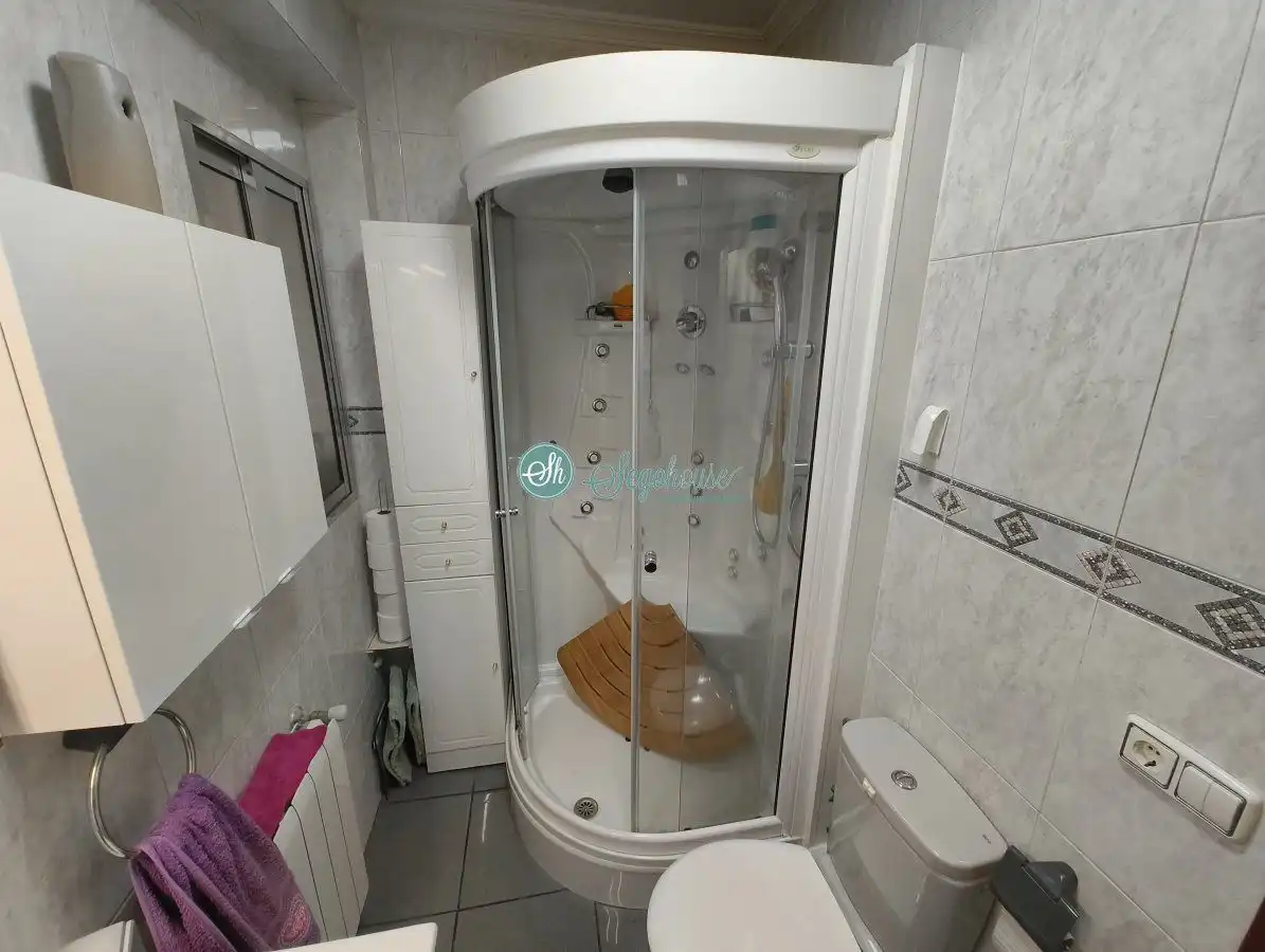 Bathroom of Flat for sale in Segovia  with Air Conditioner, Heating and Balcony