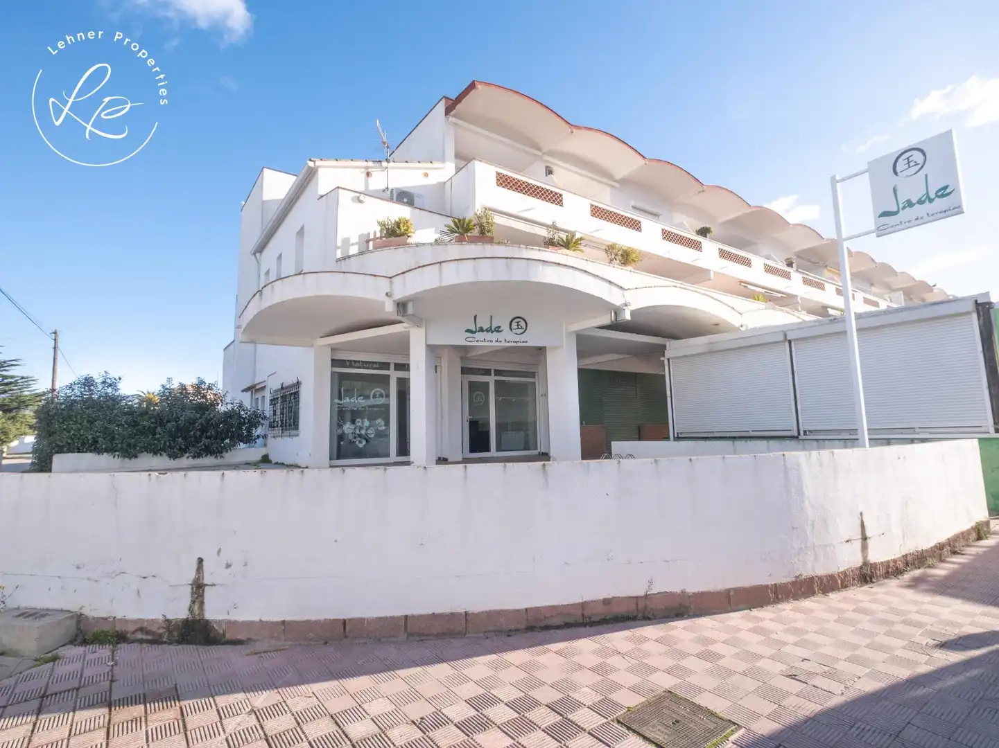 Vista exterior de Local en venda en Empuriabrava amb Aire condicionat