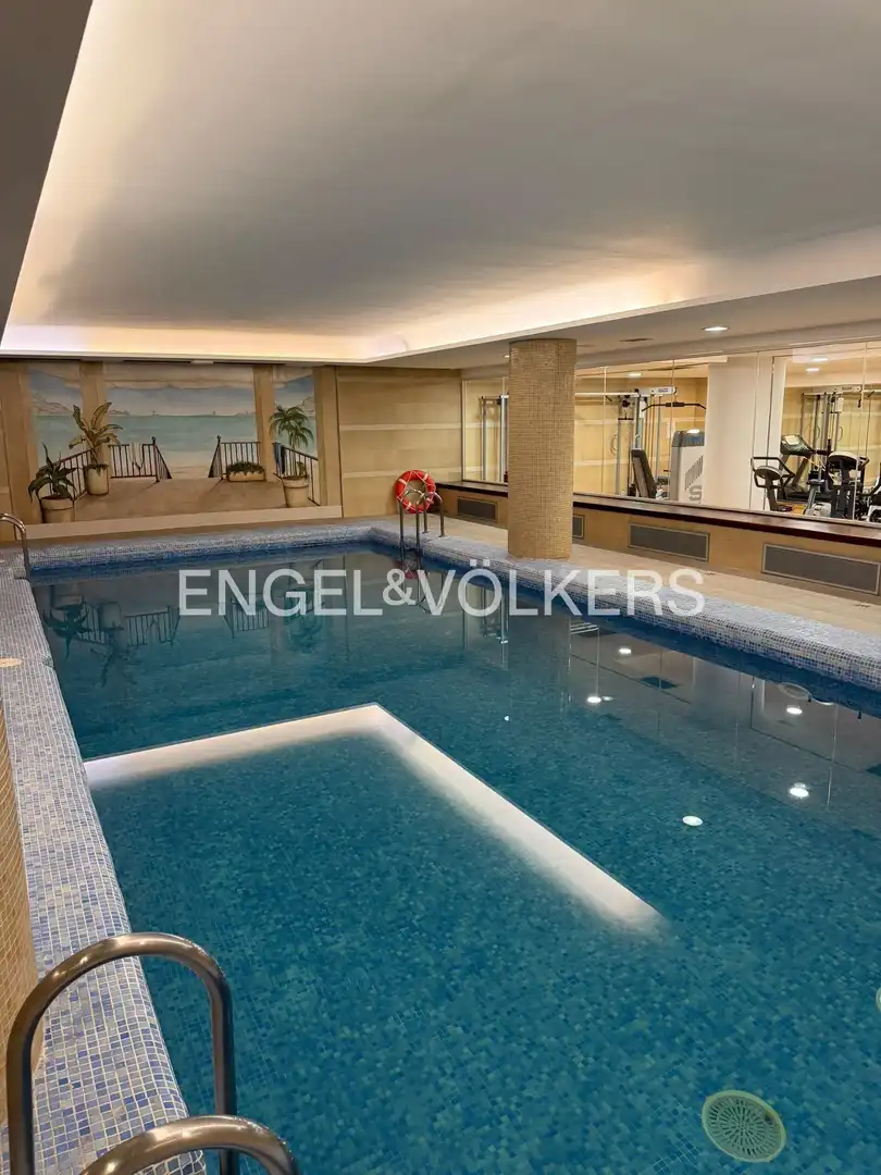 Piscina de Pis en venda en Madrid amb Aire condicionat, Calefacció i Parquet
