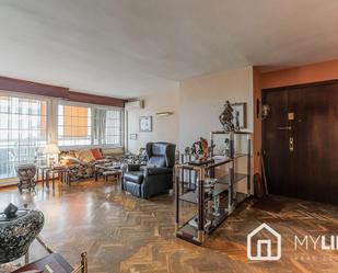 Living room of Apartment for sale in  Barcelona Capital  with Air Conditioner, Heating and Parquet flooring