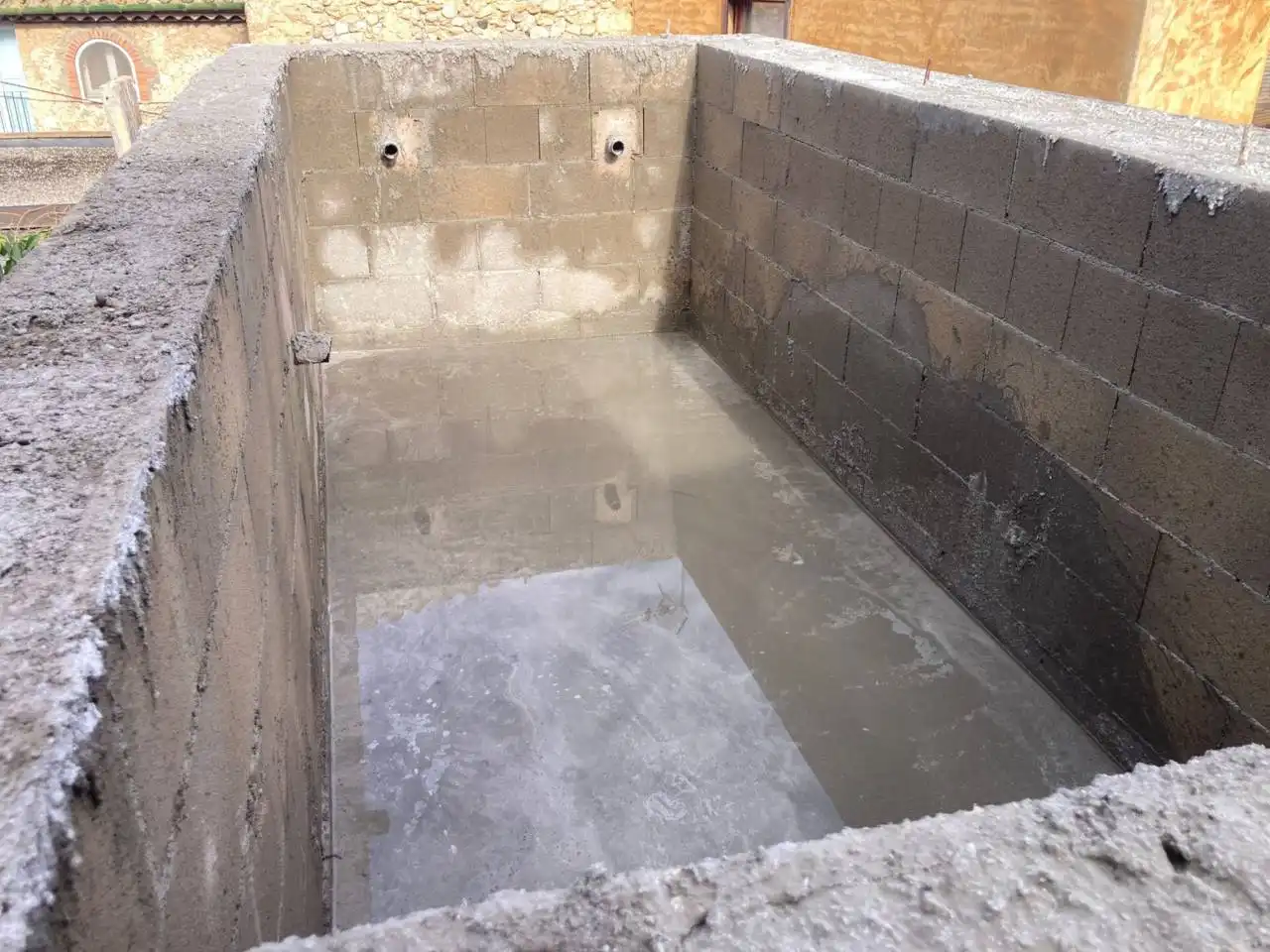 Schwimmbecken von Einfamilien-Reihenhaus zum Verkauf in Ventalló mit Klimaanlage, Heizung und Privatgarten