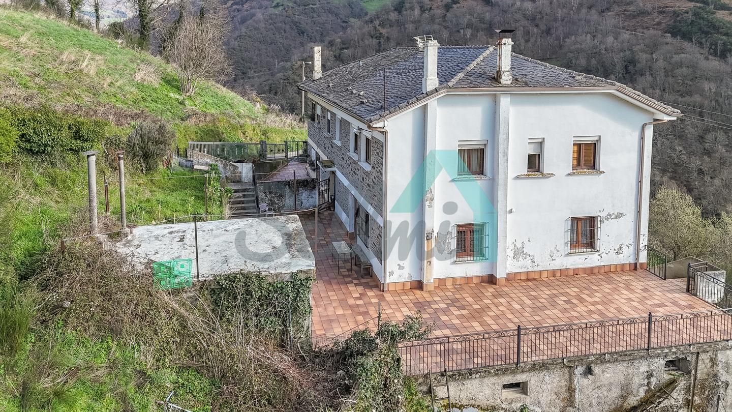 Vista exterior de Casa adosada en venda en Cangas del Narcea amb Calefacció, Jardí privat i Terrassa