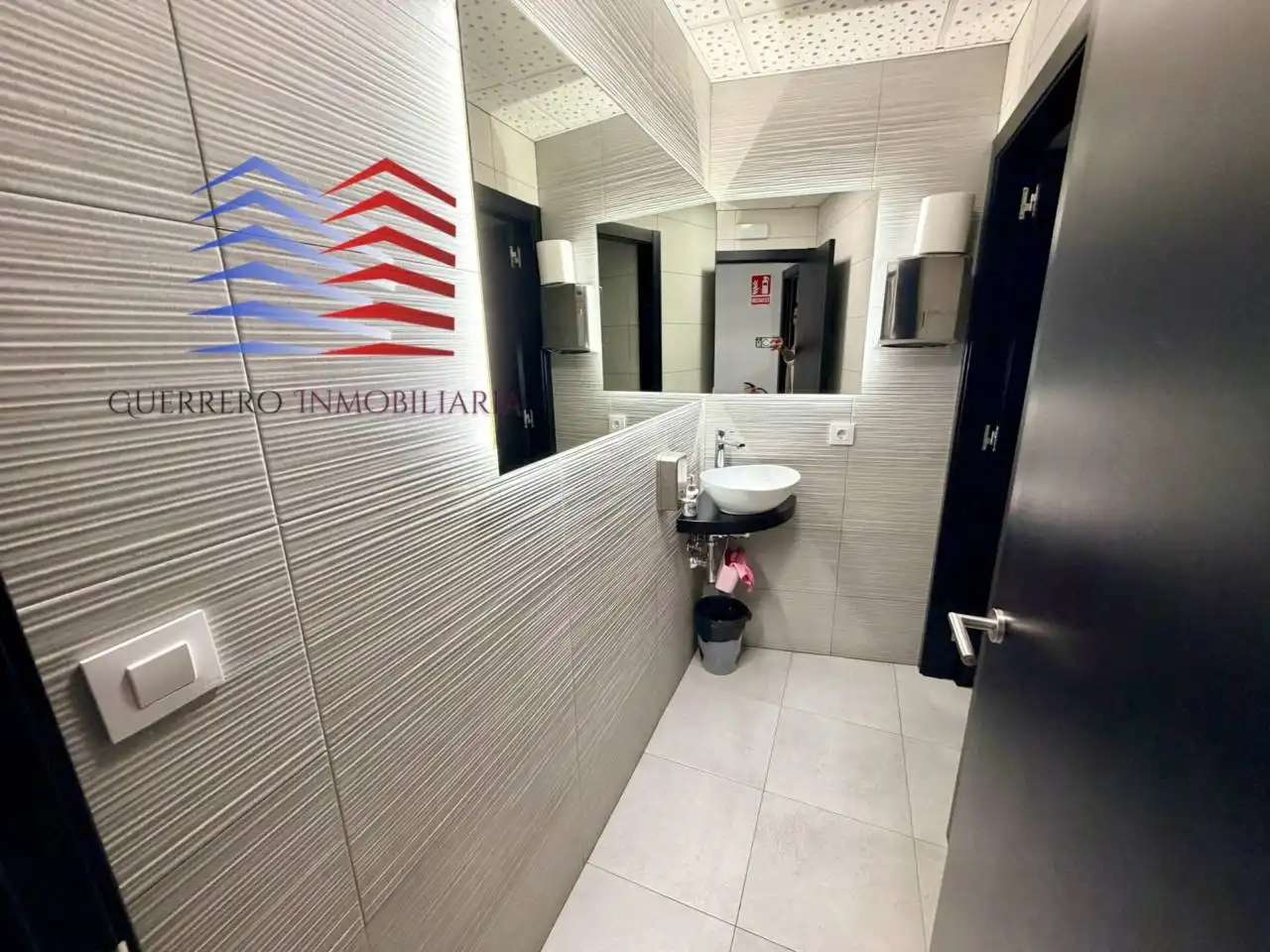 Badezimmer von Geschaftsraum zur Miete in Barbadás mit Klimaanlage und Alarm