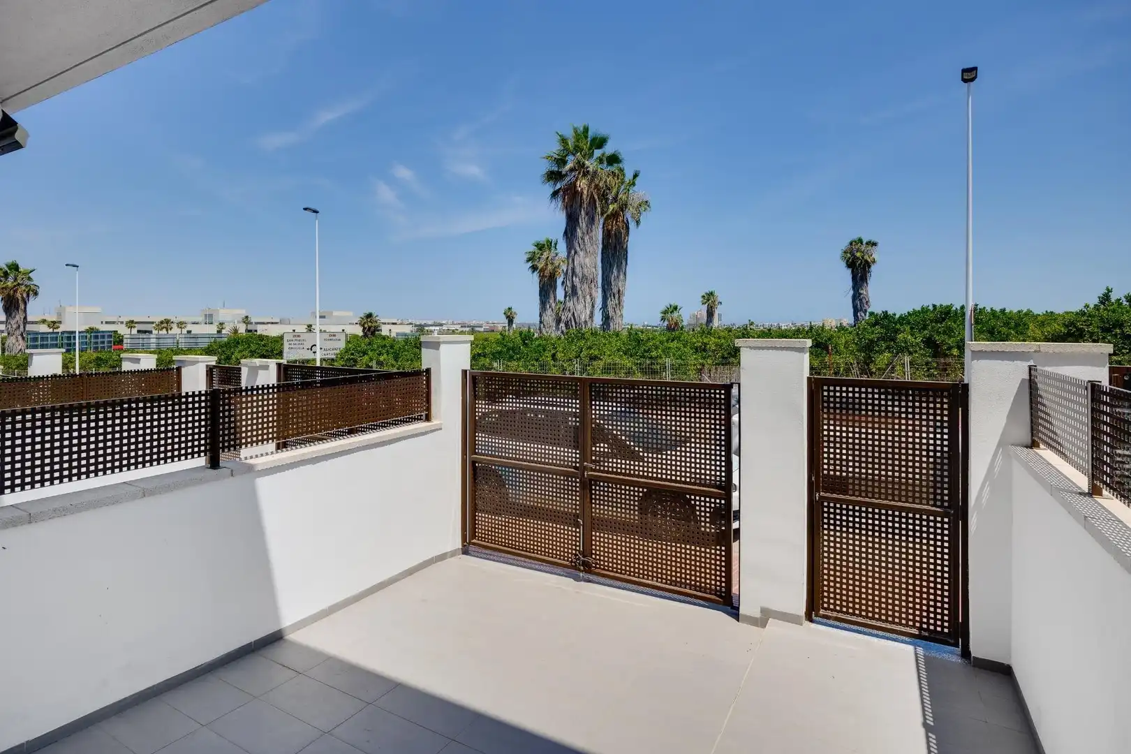 Terrasse von Einfamilien-Reihenhaus zum Verkauf in Torrevieja mit Klimaanlage, Heizung und Terrasse