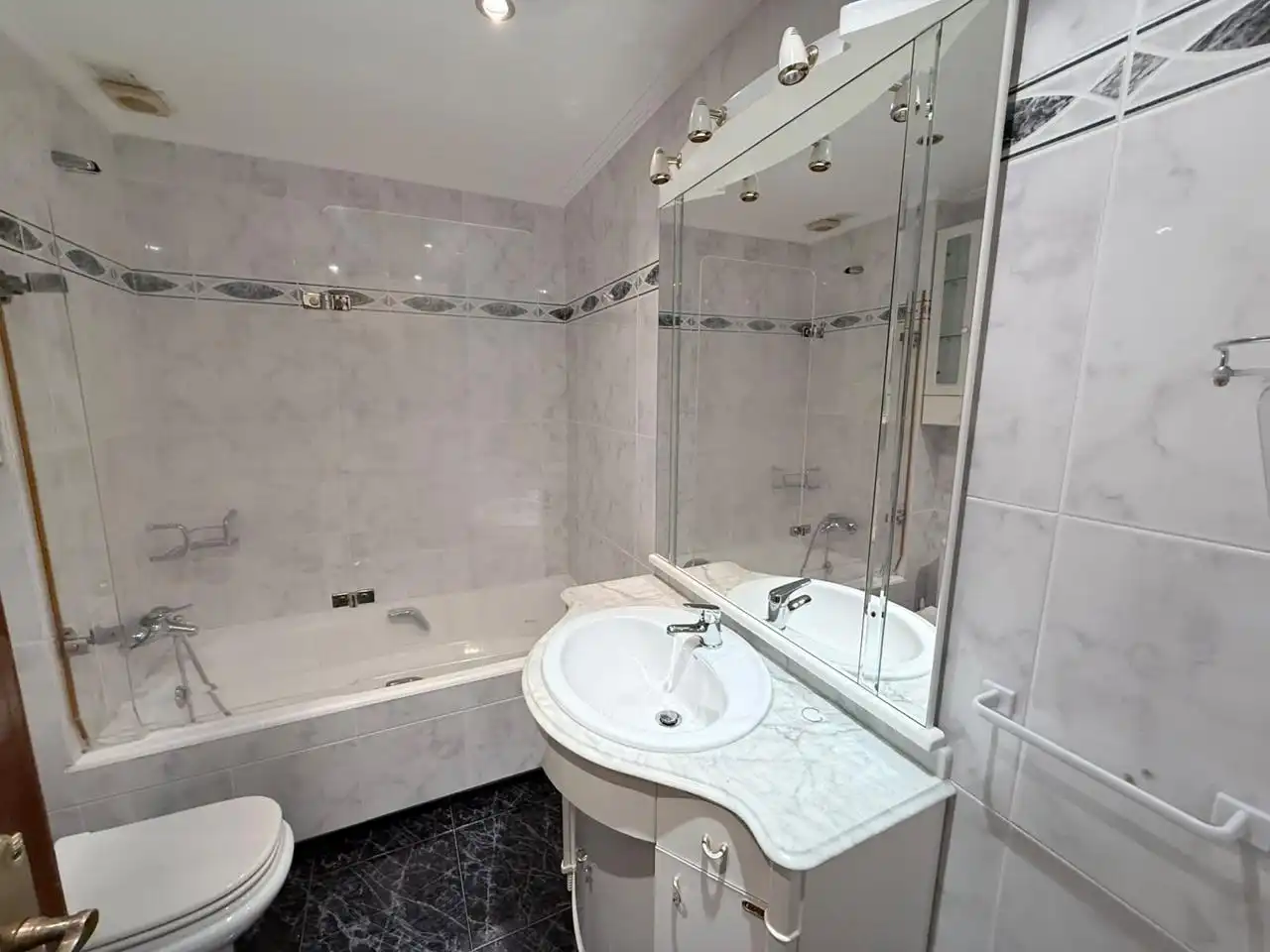 Bathroom of Flat for sale in Castro-Urdiales  with Heating, Terrace and Storage room