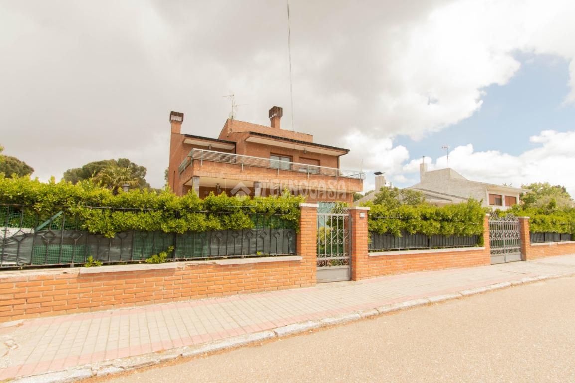 Exterior view of House or chalet for sale in Valladolid Capital  with Heating and Community pool