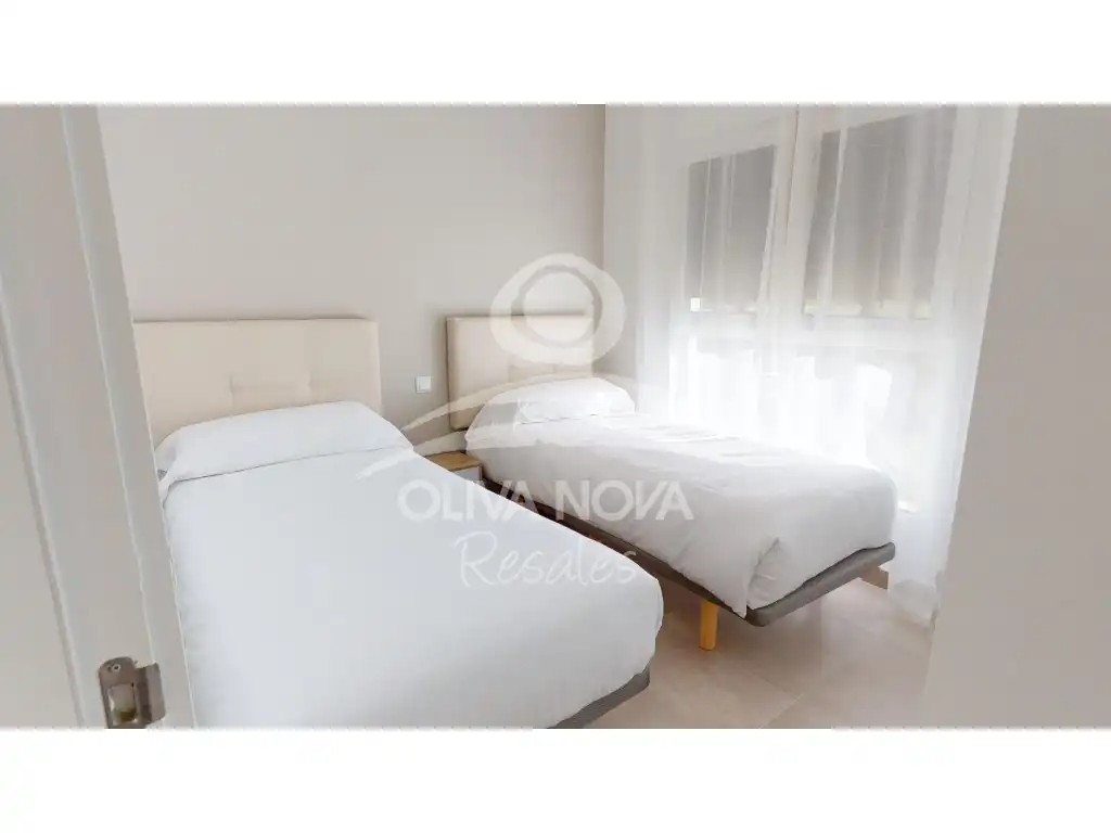 Dormitori de Apartament en venda en Oliva amb Aire condicionat, Jardí privat i Piscina