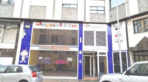 Local acondicionado con entreplanta y sotano.