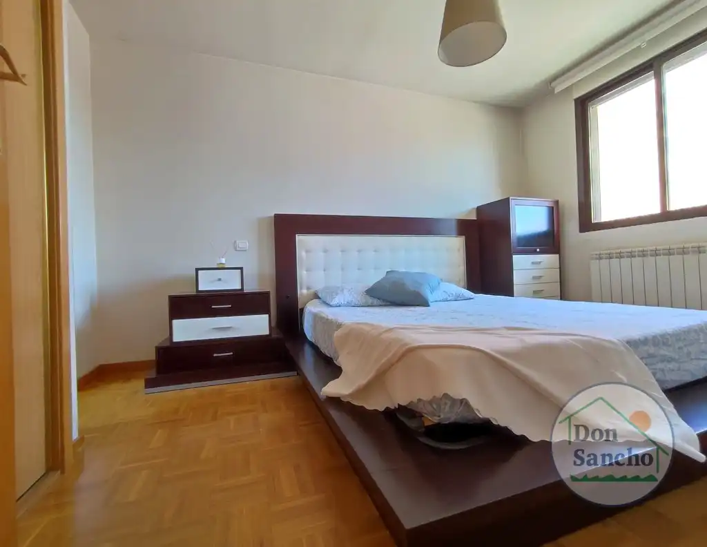 Habitación de Casa adosada en venta en Viana de Cega con Calefacción, Jardín privado y Terraza