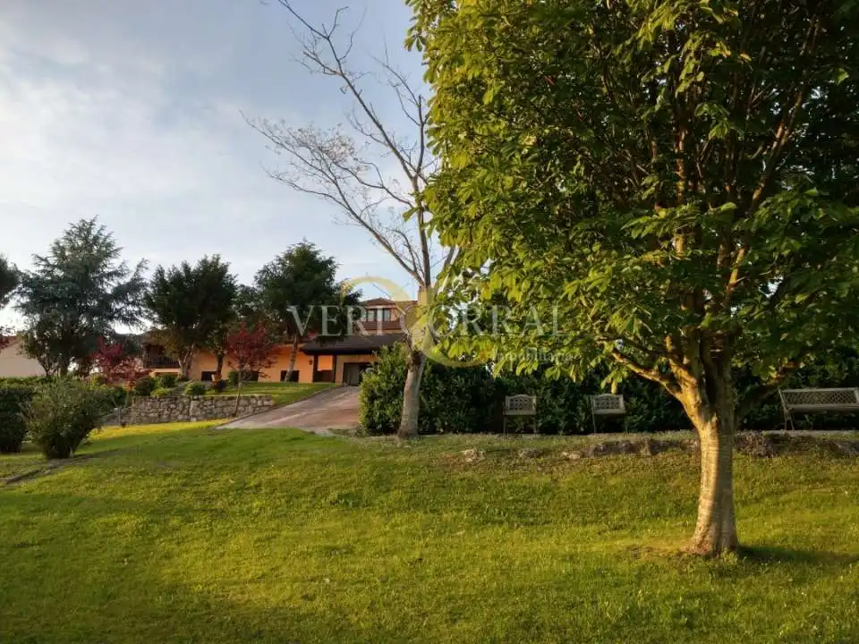 Vista exterior de Edificio en venta en Llanes