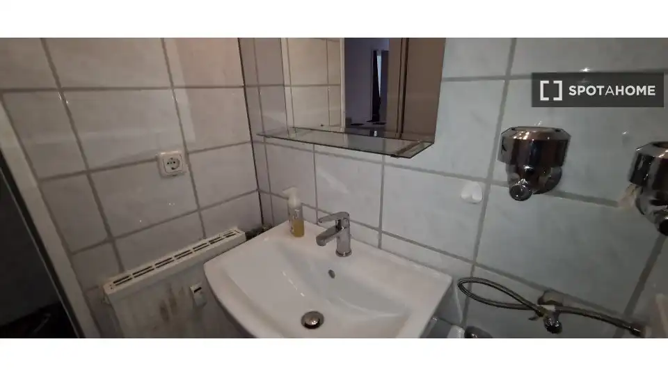 Baño de Apartamento para compartir en Las Navas de la Concepción con Aire acondicionado, Terraza y Amueblado