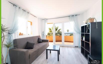 Sala d'estar de Apartament en venda en Mijas amb Jardí privat, Terrassa i Piscina comunitària