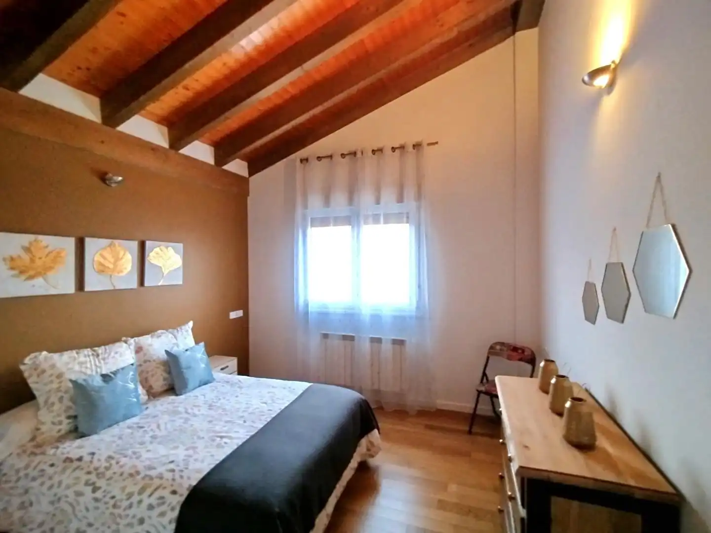 Habitación de Casa adosada en venta en Valverde de la Virgen con Calefacción, Jardín privado y Parquet