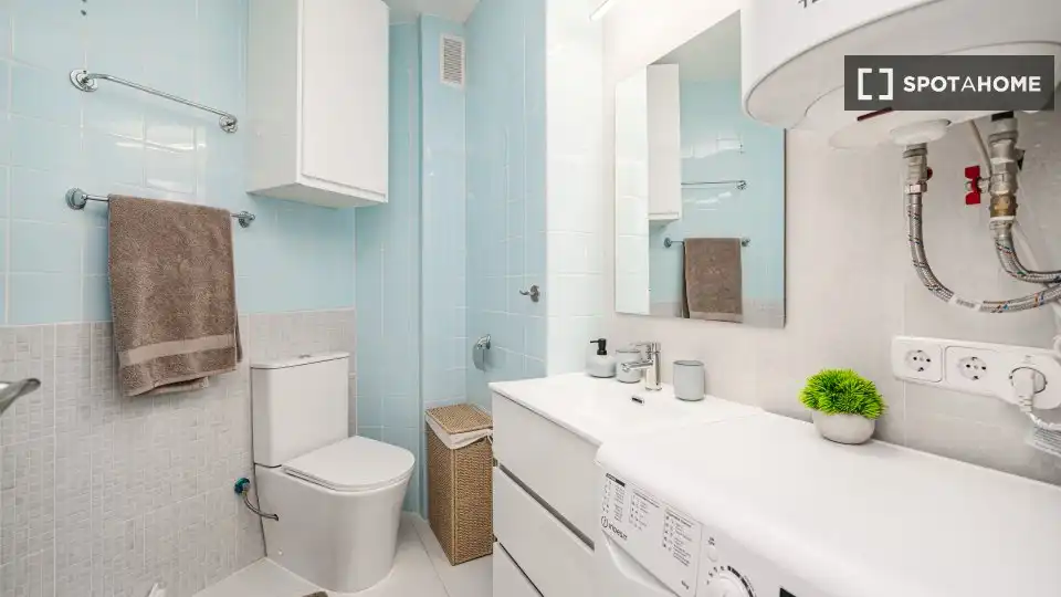 Baño de Piso de alquiler en Madrid con Aire acondicionado, Calefacción y Amueblado