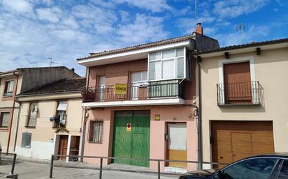 Vista exterior de Casa o xalet en venda en Cuéllar amb Calefacció, Terrassa i Traster