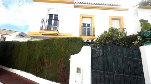 Esta preciosa casa pareada en esquina ubicada en el reconocido Residencial Diana, en Estepona, destaca por su amplitud, luz y como