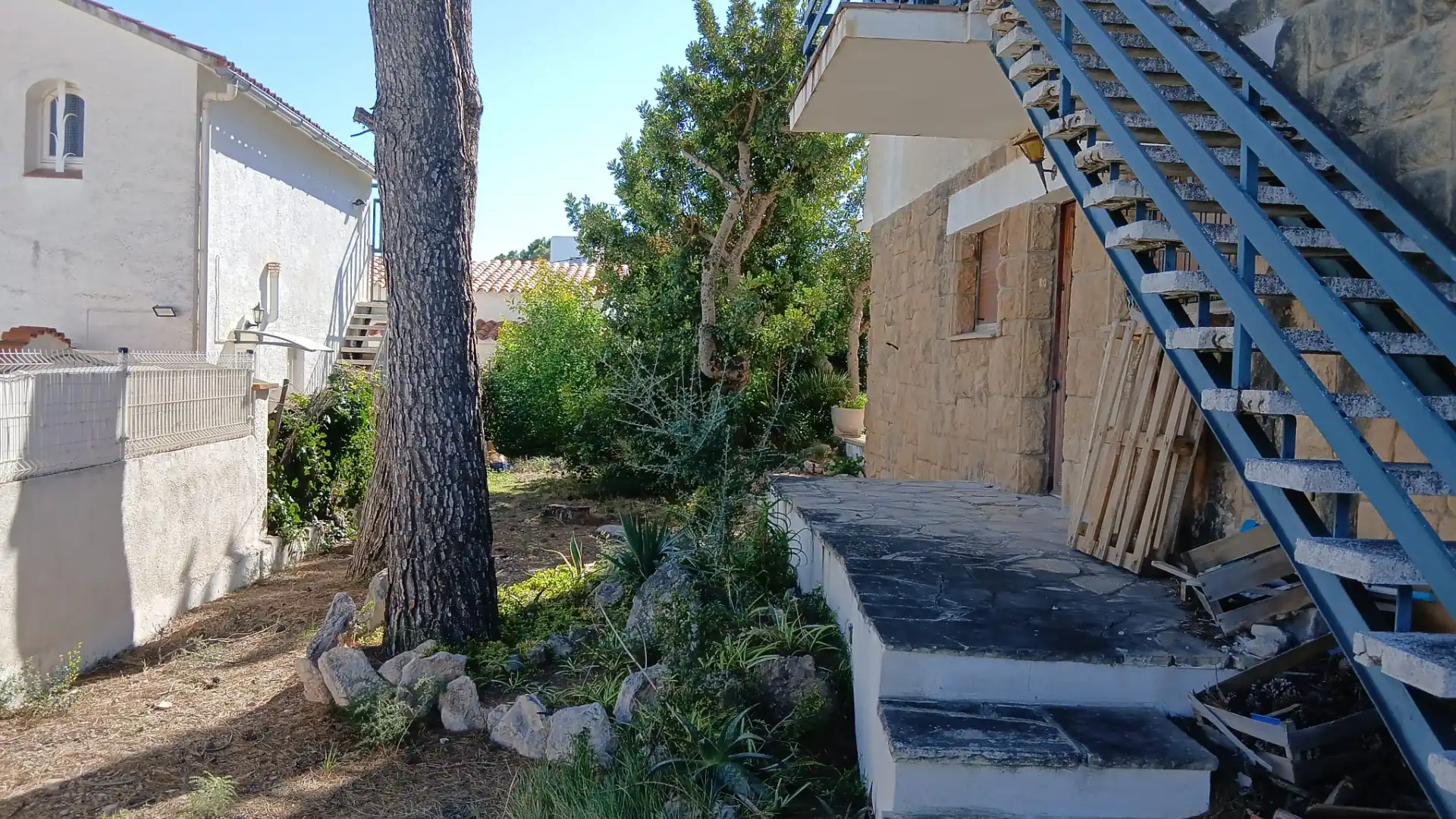 Vista exterior de Casa adosada en venda en Roda de Berà amb Jardí privat i Terrassa