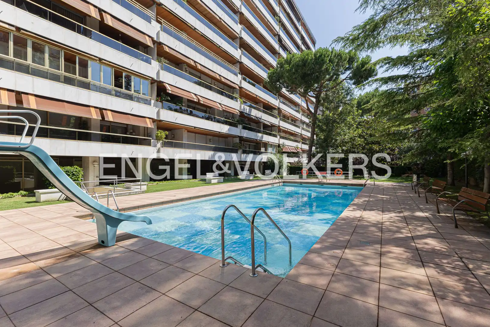 Vista exterior de Pis en venda en Barcelona amb Aire condicionat, Calefacció i Jardí privat