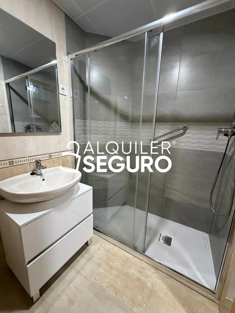 Badezimmer von Loft zur Miete in Madrid mit Heizung, Abstellraum und Möbliert