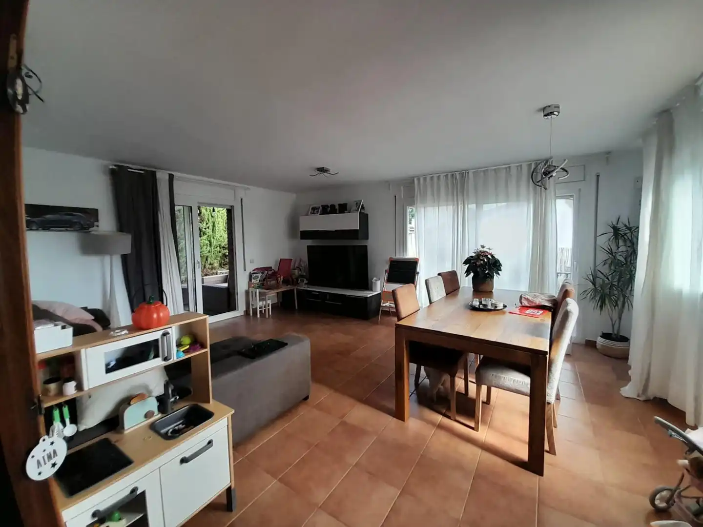 Sala d'estar de Casa o xalet en venda en Canet de Mar amb Aire condicionat, Jardí privat i Terrassa