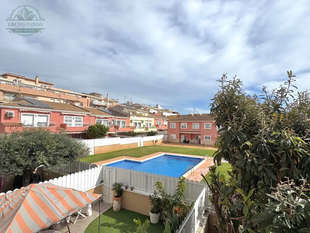 Vista exterior de Casa adosada en venda en El Vendrell amb Aire condicionat, Balcó i Piscina comunitària