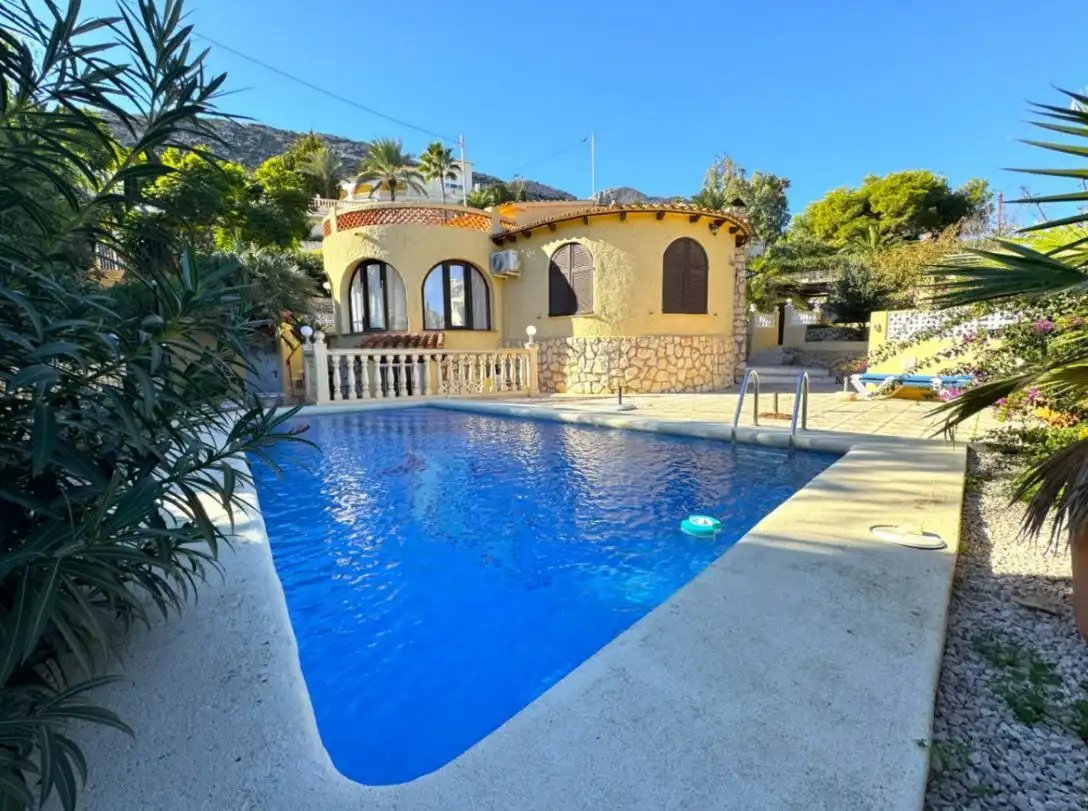 Außenansicht von Haus oder Chalet zum Verkauf in Calpe / Calp mit Klimaanlage, Heizung und Privatgarten