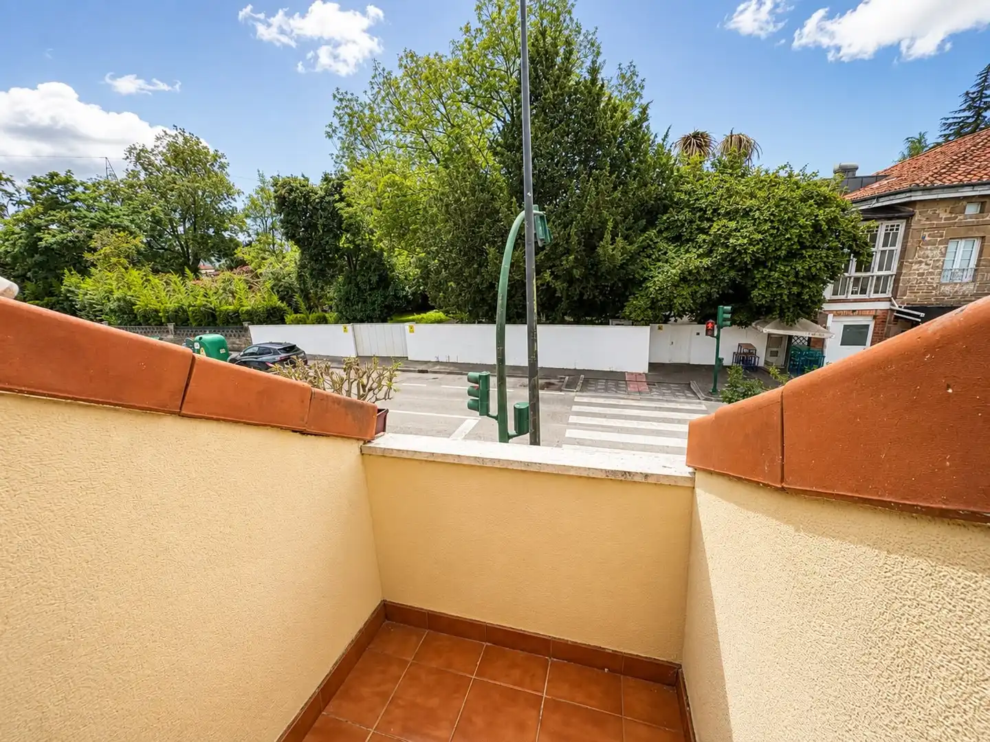 Terrassa de Casa adosada en venda en Torrelavega  amb Calefacció, Jardí privat i Balcó