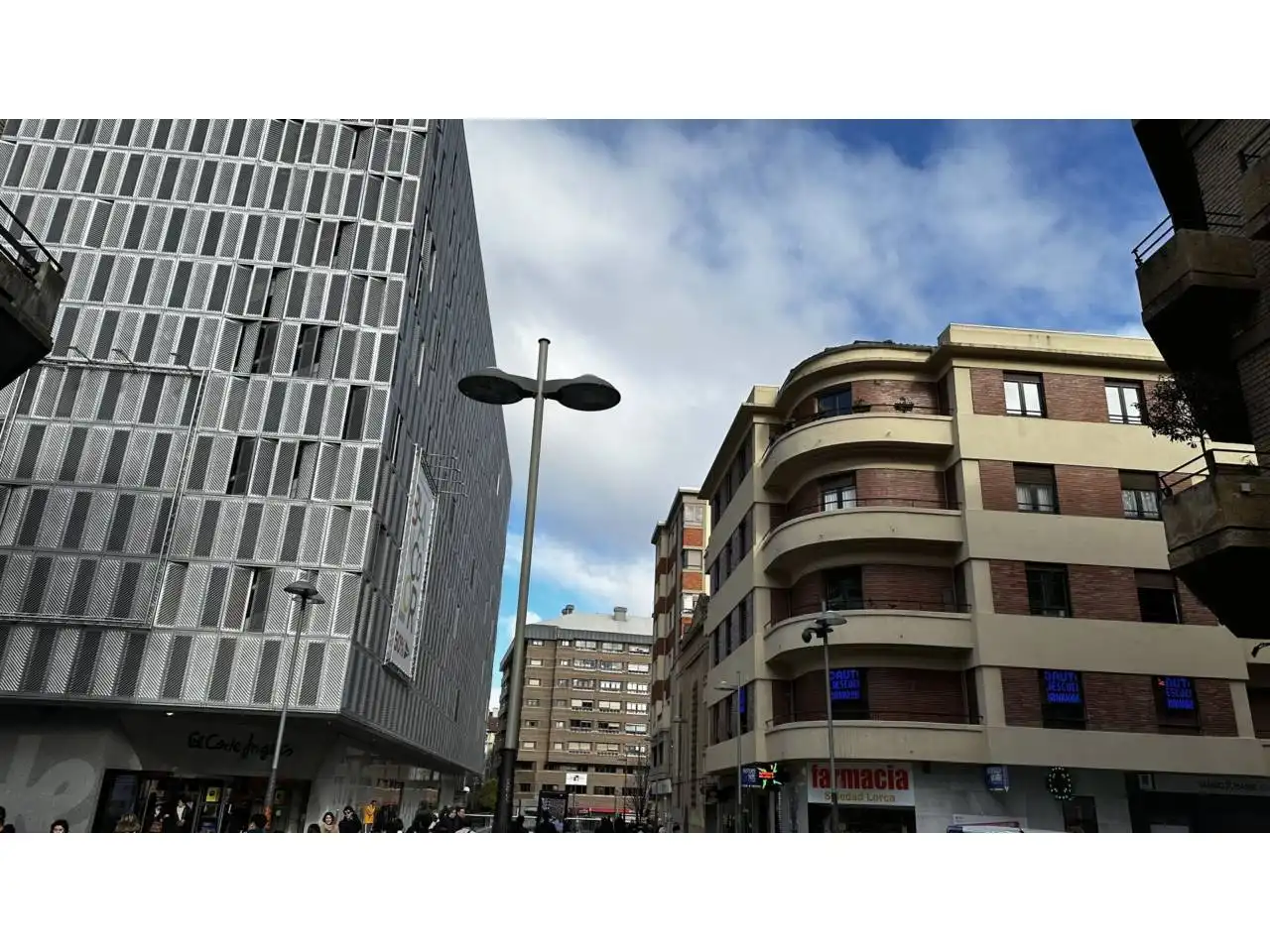 Außenansicht von Gebäude zur Miete in  Pamplona / Iruña