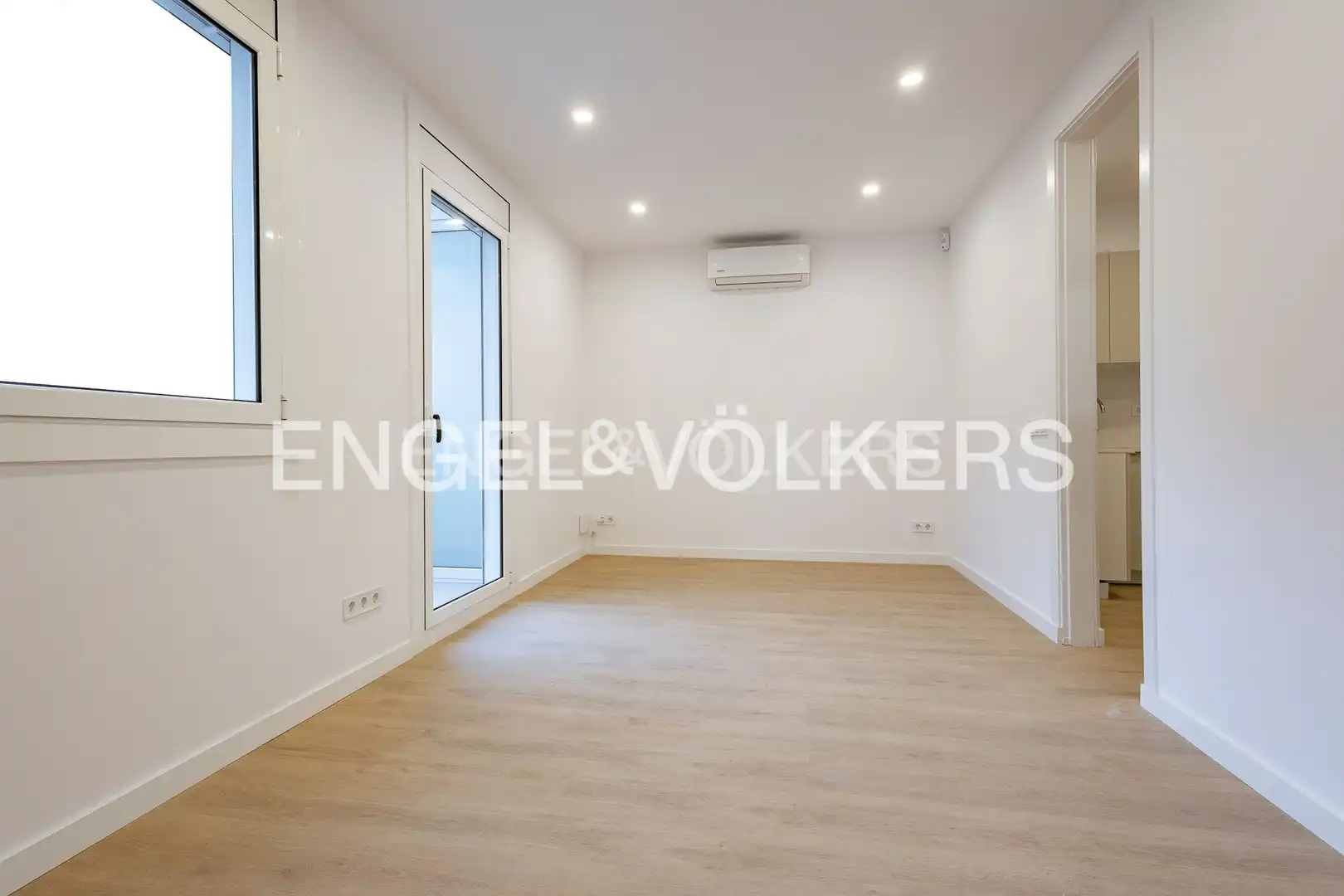Sala d'estar de Pis en venda en Barcelona amb Aire condicionat, Calefacció i Parquet