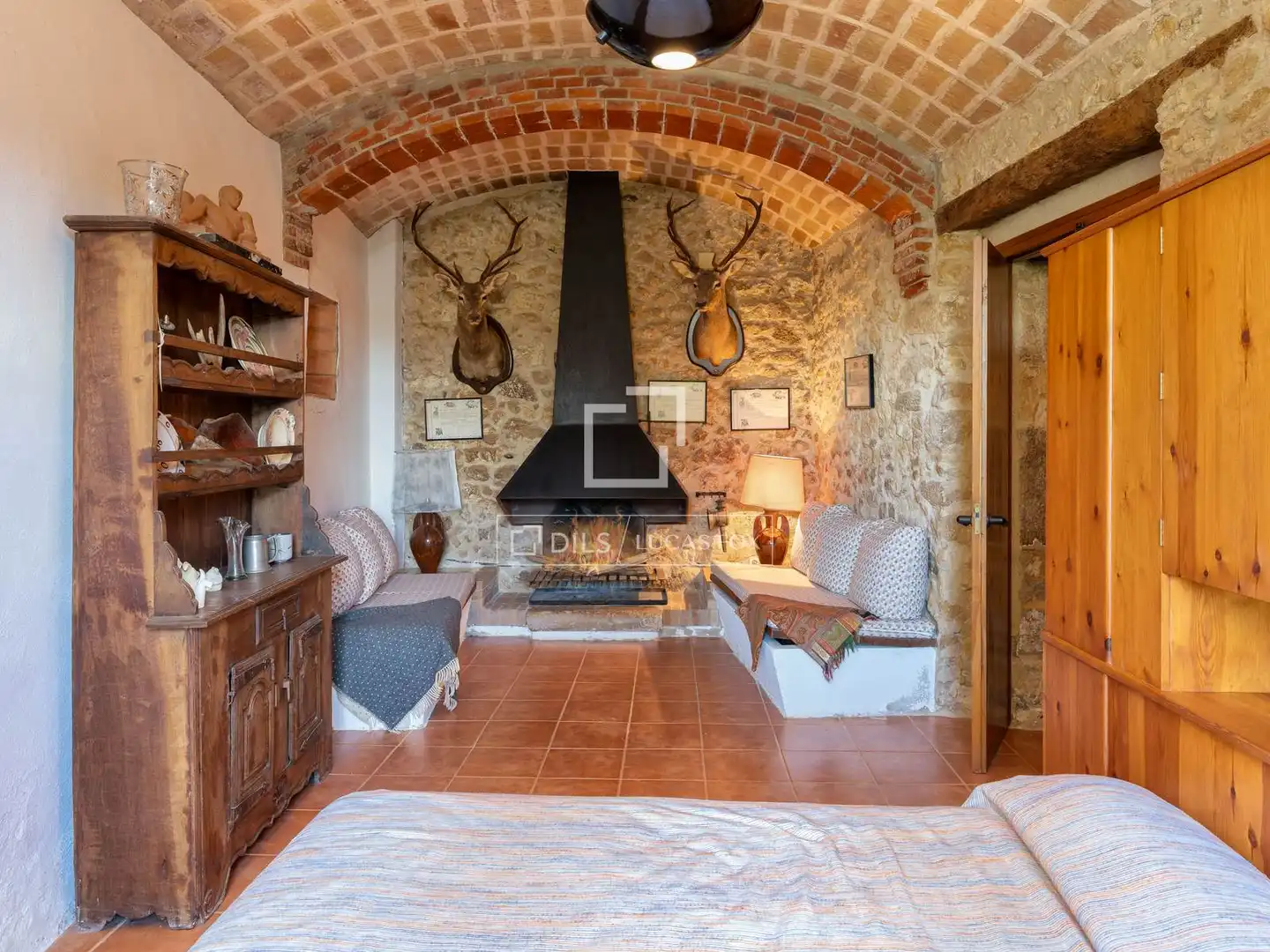 Sala de estar de Finca rústica en venta en Bàscara con Aire acondicionado, Calefacción y Jardín privado