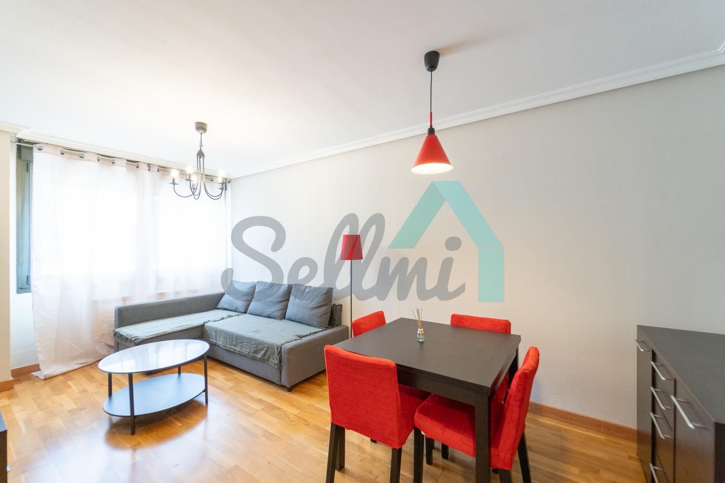 Sala de estar de Piso de alquiler en Oviedo  con Calefacción, Parquet y Amueblado