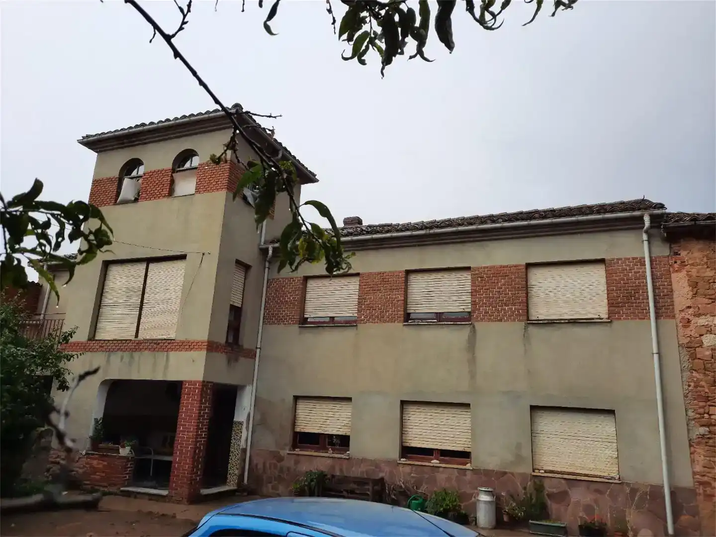 Vista exterior de Casa adosada en venda en La Ercina  amb Jardí privat i Moblat